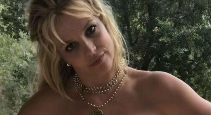 Britney Spears meztelen melleit fogdossa a teraszon - fotó