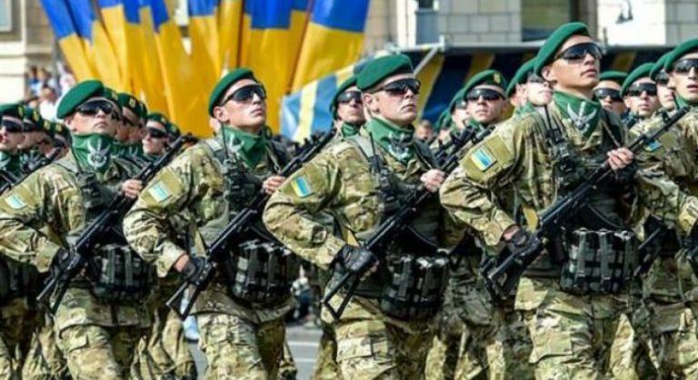 Katonai parádét tartottak Luhanszk megyében