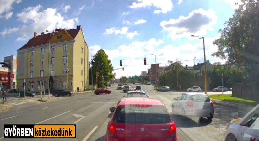 Videó a győri Árkádnál tegnap történt balesetről