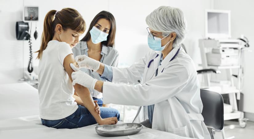 A BioNTech/Pfizer-vakcina lehet az EU-ban az első szer, amelyet az 5-11 éves korcsoportban alkalmazhatnak