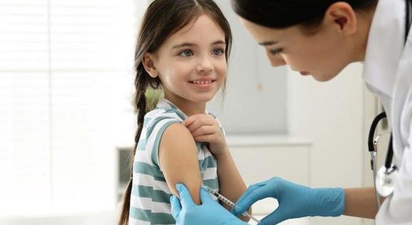 Elkezdődött az 5-11 éves korcsoportnak fejlesztett Pfizer vakcina EU-s engedélyeztetése