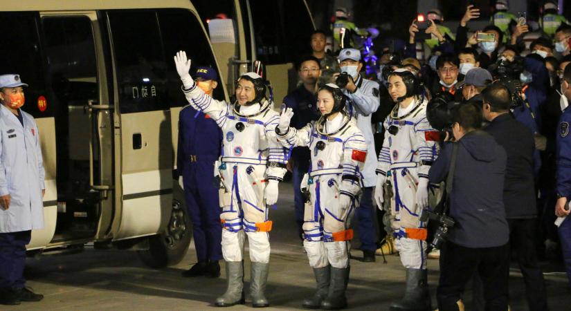 Gőzerővel halad a kínai űrprogram, féléves misszióra küldtek három asztronautát