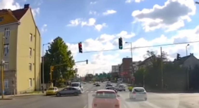 Ismét az Árkád kereszteződésében történt egy értelmetlen baleset Győrben – Videó
