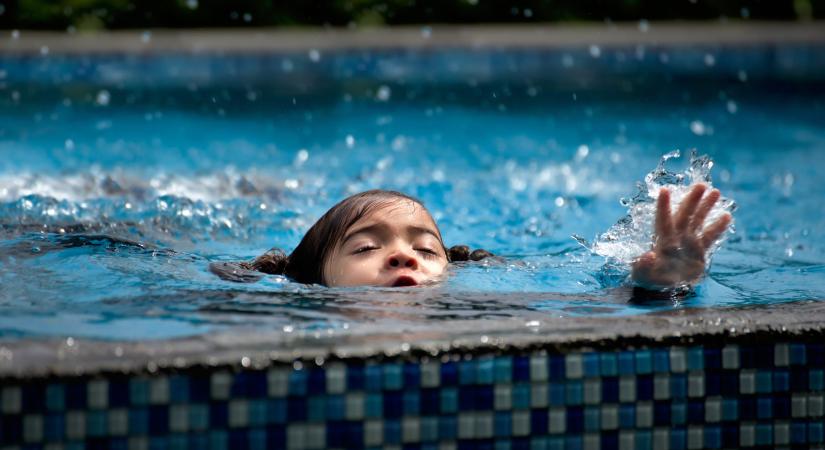 Felfoghatatlan tragédia: medencetakaró alatt felejtették a 14 éves lányt, megfulladt