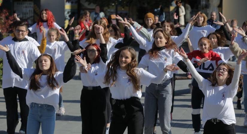 Flashmobbal nyitották a diáktanács ülését Fehérváron