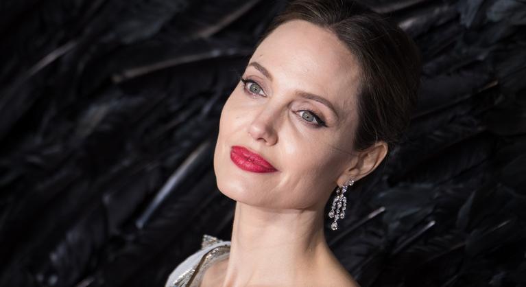Több vasat tart a tűzben Angelina Jolie?