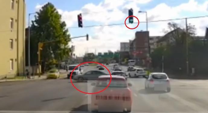 VIDEÓ: Még átslisszolt volna, de már nem sikerült – Tipikus balesetet rögízett a kamera