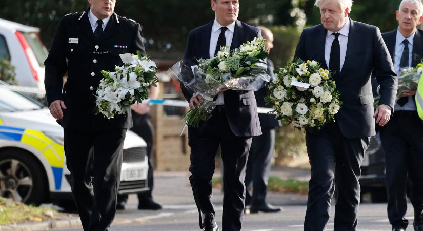 A brit kormányfő az előző nap megölt parlamenti képviselőre emlékezett