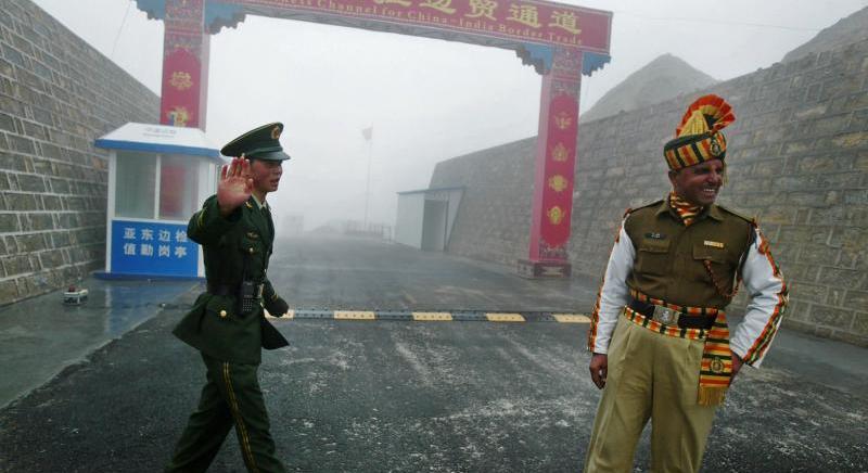 Megrázó videófelvételen, ahogy Kína fogságba ejti az indiai határőröket