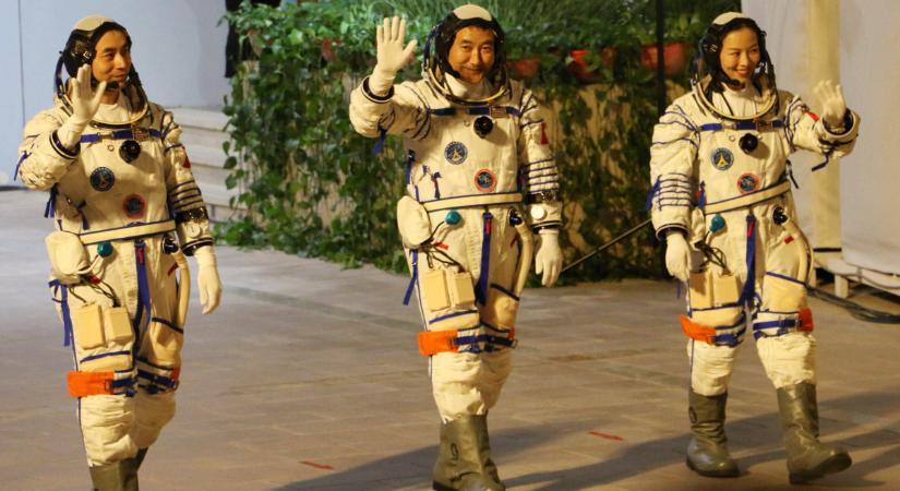 Megérkeztek a kínai űrhajósok