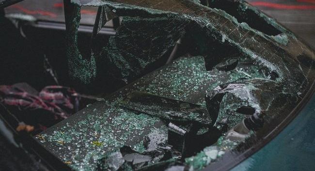 Brutális baleset történt Pécsnél: kamion, traktor és autó rohant egymásba
