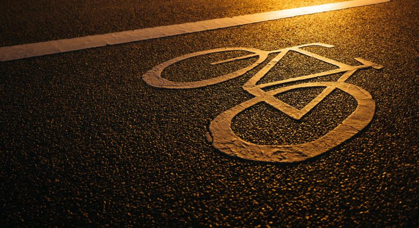 Bevált a világító kerékpárút: most öt megyében és tizenegy helyszínen próbálják ki