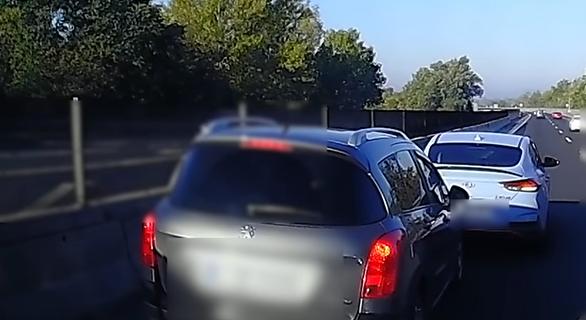 Döbbenetes, amit ez a sofőr művelt a tömött M3-as autópályán (videó)