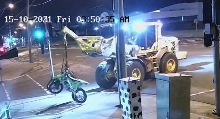 Egy férfi egy lopott vontatóhorgos traktorral tört be egy boltba, hogy motorokat lopjon