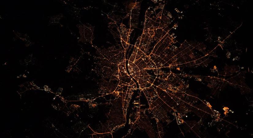 Az éjszakai Budapestről osztott meg csodás fotót a NASA űrhajósa