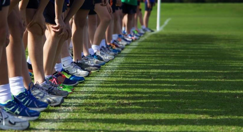 A texasi kormányzó előtt a transznemű iskolai sportolók versenyzését szabályozó törvényjavaslat