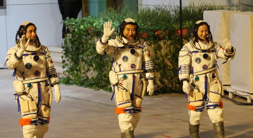 Kína három űrhajóst küldött épülő űrállomására