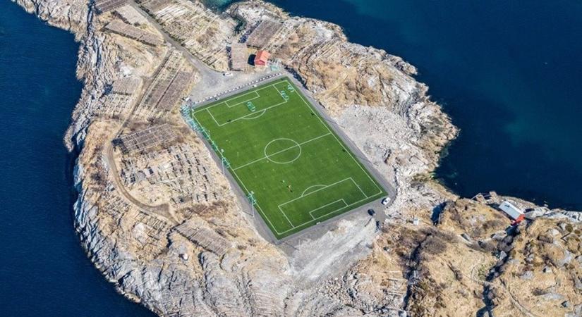 Szédületes látványt nyújt a norvégiai futballpálya