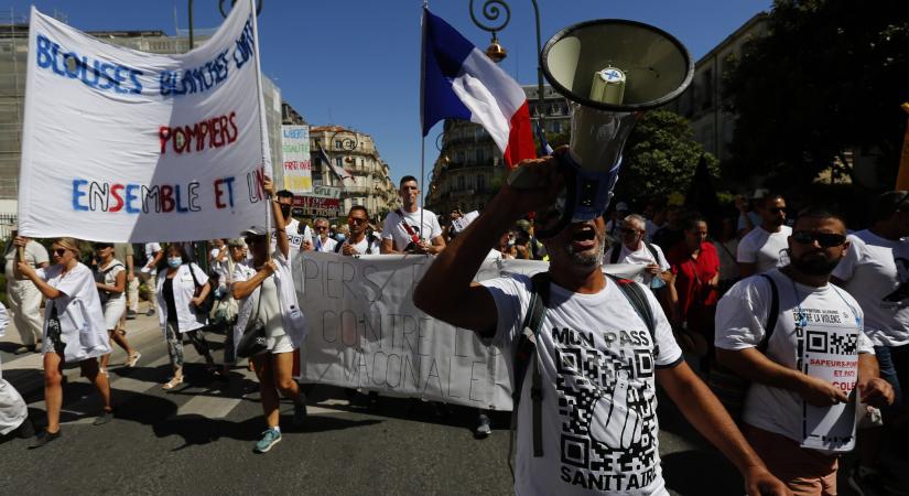 40 ezer ember tüntetett az oltási igazolványok ellen Franciaországban (videóval)