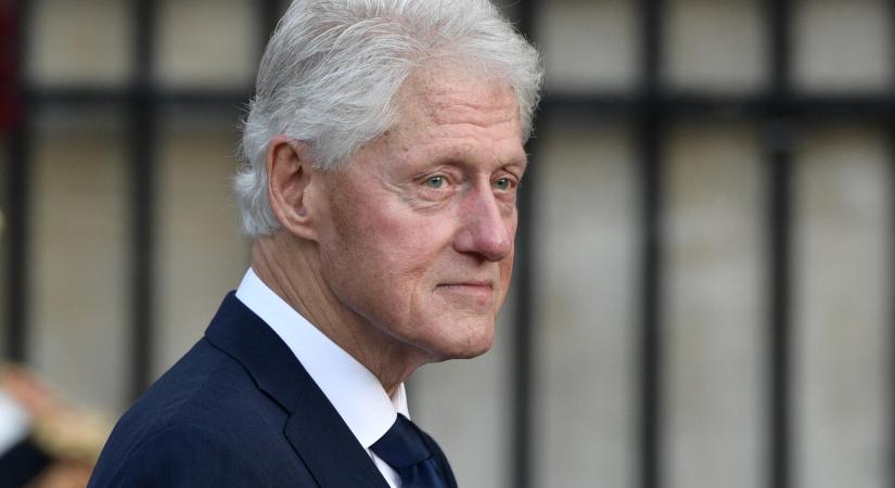 Bill Clinton a saját lában hagyta el a kórházat