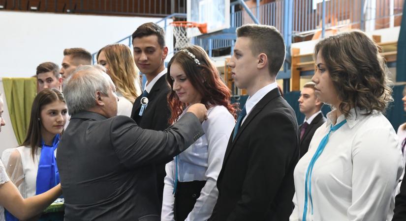 Szalagavató ünnepséget tartottak a szolnoki Széchenyi gimnáziumban