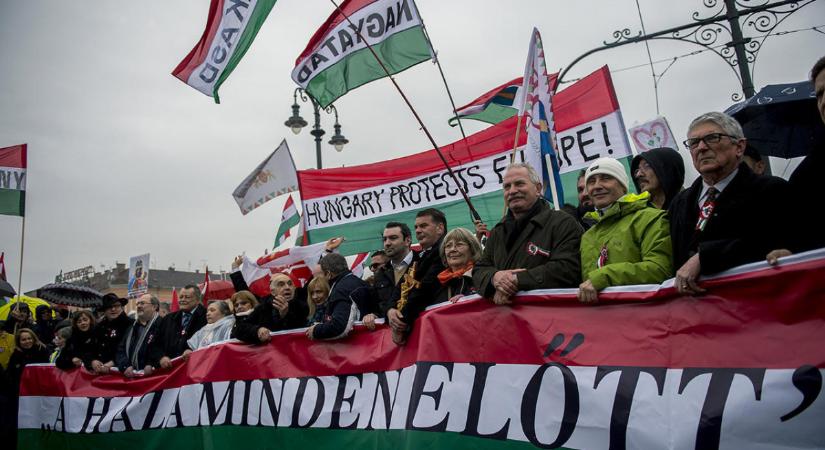 Több ezer lengyelt csődíthetnek Budapestre az október 23-ai Békemenetre