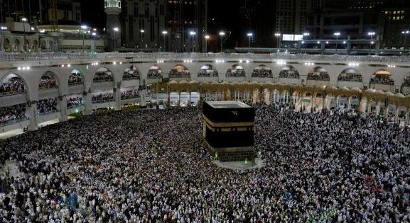 Először imádkozhattak újra távolságtartás nélkül a hívők a mekkai nagymecsetben