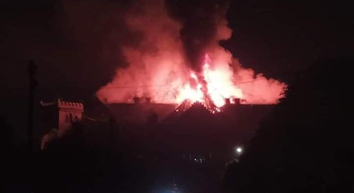 Videó: Óriási lángokkal ég egy szálloda Debrecennél, 85 embert kellett kimenekíteni