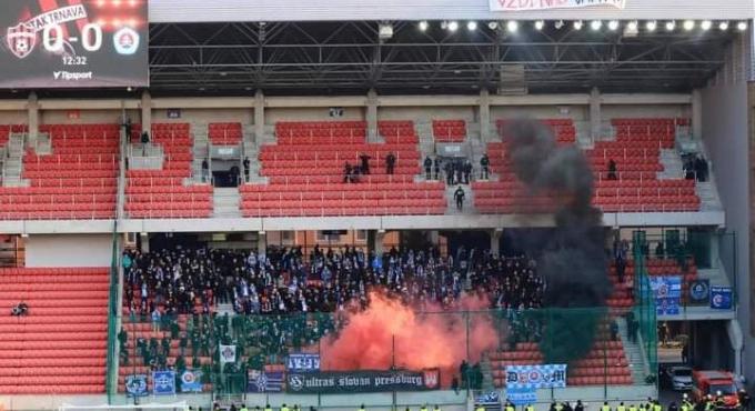 Hatalmas botrány: elszabadult a pokol a Slovan meccsén - videó, fotó