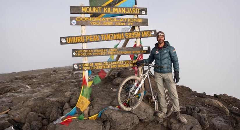 Felért a Kilimandzsáró csúcsára Zichó Viktor extrém kerékpáros túrázó