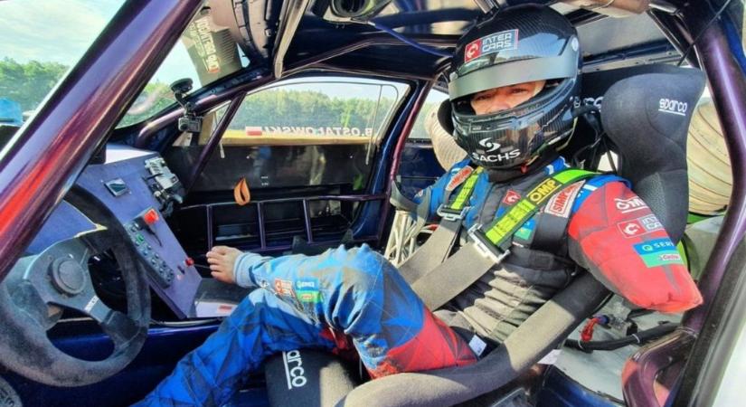 Ez a lengyel férfi karok nélkül lett profi autóversenyző