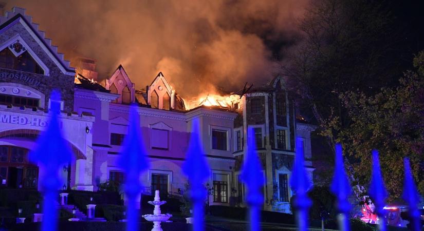 Már 64 tűzoltó küzd a lángokkal a nyíradonyi Borostyán Med Hotelnél – friss fotók a helyszínről
