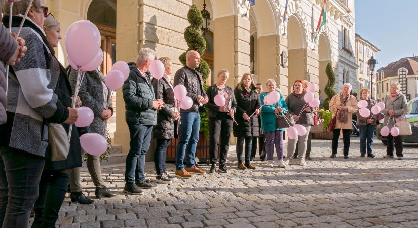 Figyelemfelhívó séta Sopronban – Október a mellrák elleni küzdelem hónapja