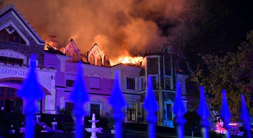 Lángolt a szálloda tetőszerkezete, eloltották a tüzet