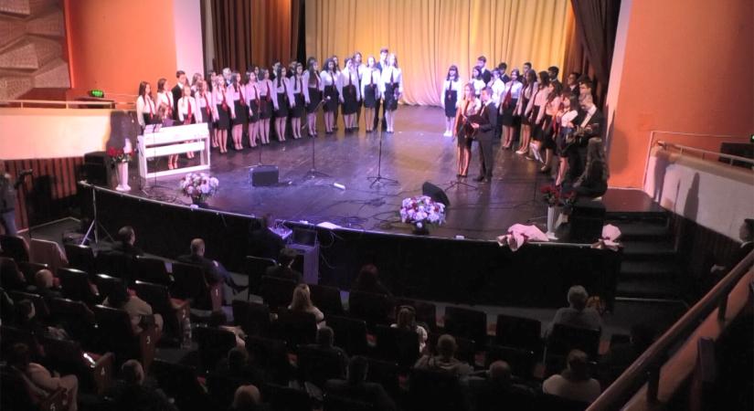 Szalagavató ünnepség a Nagyberegi Református Líceumban (videó)