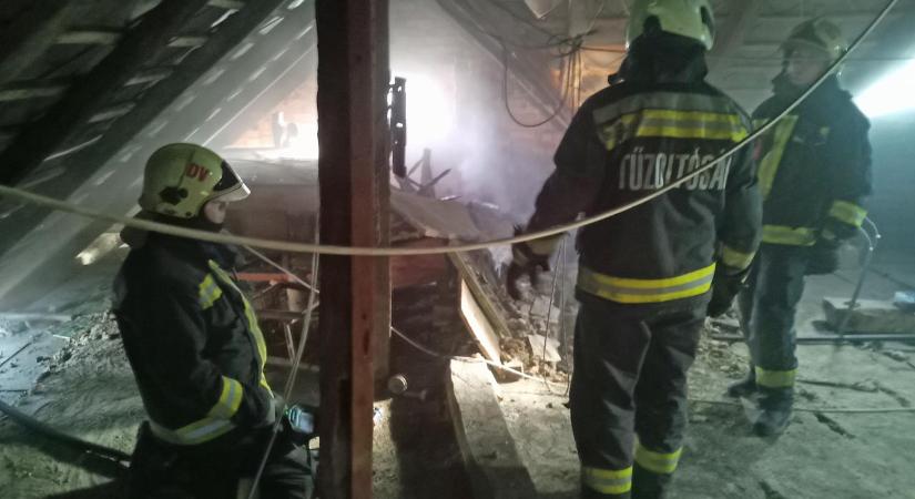 Öt tűzesethez vonultak a Tolna megyei tűzoltók