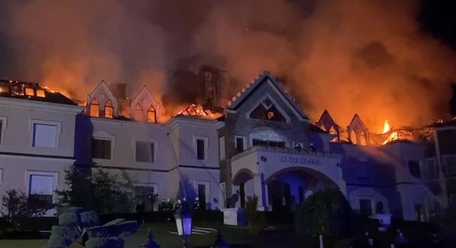 Megrázó felvételek a tamáspusztai szállodatűzről: Így fékezték meg a lángokat – videó