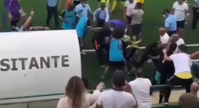 Verekedés tört ki a pályán, a rendőr a levegőbe lőtt a portugál focimeccsen - videó