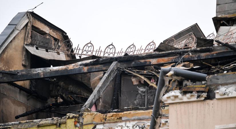 Megrázó felvételek a tamáspusztai szállodatűzről: így fékezték meg a lángokat (videó)