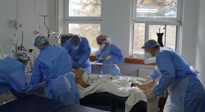 Katasztrofális a járványhelyzet a szomszédban: koronavírusos betegek százai várnak szabad kórházi ágyra