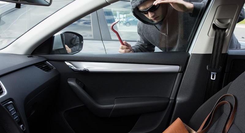 Ez kellemetlen – a tulajdonos is az autóban ült, amikor a tolvaj feltörte