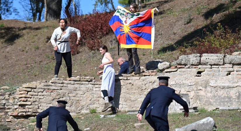 Tibeti zászlós tüntetők zavarták meg a pekingi téli olimpia lángjának meggyújtását