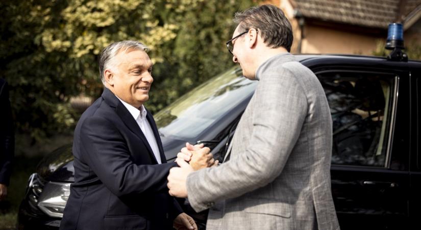 Orbán Viktor migránsozással ünnepelte a szabadkai vasútvonal felújítását, a letelepedési kötvényesekről ezúttal is hallgatott