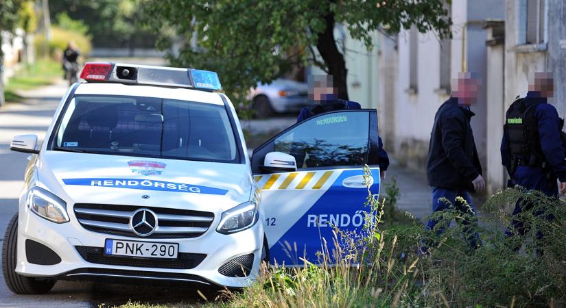 Golyóálló mellényes rendőrök leptek el két utcát Jánoshalmán