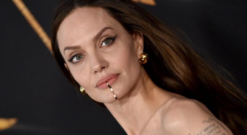 Angelina Jolie új ajakékszerét a Marsról is látni lehet