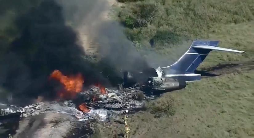 21 emberrel a fedélzetén futott túl a kifutón és borult lángba egy repülőgép Texasban