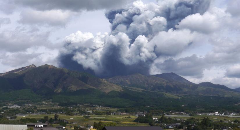 Japán legnagyobb működő vulkánja kitört
