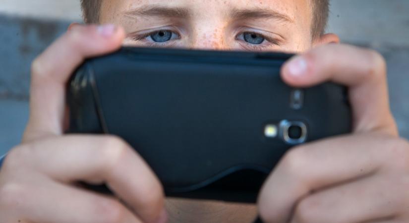 Kiber KRESZ segít a szülőknek felismerni az online bántalmazás jeleit