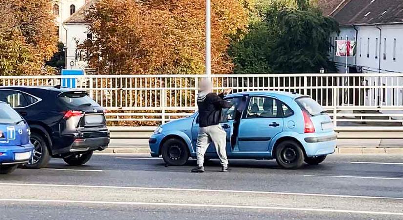 VIDEÓ: Nem volt kedves a Lexusos úr, aki a Citroen sofőrjére rávágta az ajtót az Árpád hídon ma délelőtt