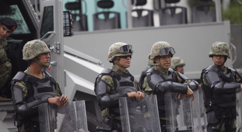 Egy mexikói város összes rendőrét ki kellett rúgni, mert a helyi kartell irányította őket